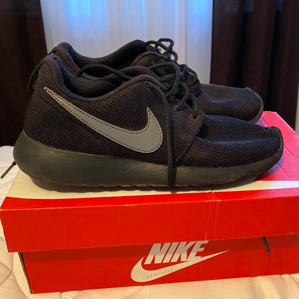 Nike Black Roshe